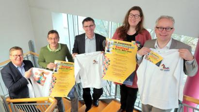 Bild: Wolfgang Steinbacher
Auf ein Neues: Im großen Saal des Jugendzentrums Klärwerk geht im März die 16. Auflage des Kindertheaterfestivals über die Bühne, das Programm stellten (von links) Oberbürgermeister Michael Cerny, Kulturamtsleiter Reiner Volkert, Stadtwerke-Geschäftsführer Stephan Prechtl, Kulturamtsmitarbeiterin Katja Körtge und Kulturreferent Fabian Kern vor.