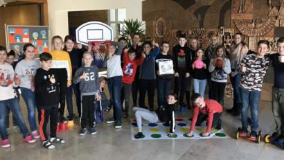 Bild: u
Eine nachträgliche Weihnachtsüberraschung bereiten Elternbeiratsvorsitzende Ramona Beyerlein (hinten, Zweite von rechts) und Sabrina Fraas (hinten rechts) den Freudenberger Schulkindern. Sie übergeben ihnen im Namen des Förderkreises Spielmaterialien im Gesamtwert von gut 400 Euro. Dafür bedankt sich Rektorin Gabriele Krettner (hinten, Dritte von links).