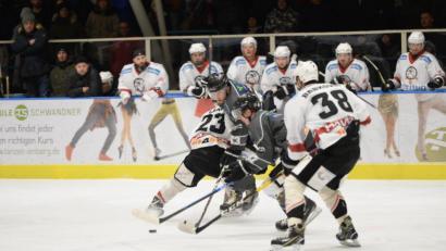 Bild: Andreas Brückmann
Packende Duelle lieferten sich der ERSC Amberg (dunkle Trikots) und der ESC Haßfurt in der Vorrunde der Eishockey-Landesliga. Zweimal mit dem besseren Ende für die Unterfranken. Im dritten Spiel scheinen nun die Löwen die bessere Ausgangsposition zu haben.