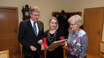 Bild: usc
Die frühere Kreisvorsitzende Karin Jacob-Witteler (rechts) und die neue Kreisvorsitzende Tanja Fahrnholz (Mitte) würdigten die Verdienste von Albert Schindlbeck, den die Generalversammlung einstimmig zum Ehrenkreisvorsitzenden ernannte.