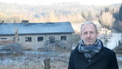 Bild: Gabi Schönberger
Jörg Skriebeleit vor der früheren Schlosserei des KZ-Steinbruchs. Die bayerische Staatsregierung heißt Pläne gut, darin eine Übernachtungsstätte mit 30 bis 50 Betten einzurichten, sobald der Gedenkstättenleiter und die Stiftung Bayerische Gedenkstätten das Areal für ihre Arbeit entwickeln dürfen.