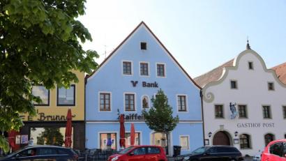 Bild: Gerhard Götz
Die Raiffeisenbank plant ein neues Gebäude am Brunnfeld. Der Umzug weg vom Marktplatz scheint besiegelt.