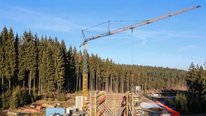 Bild: Roland Wellenhoefer
Schwere Baugeräte sind am Hessenreuther Abspann am Werk. Auch im Winter ist auf der Baustelle der Bundsstraße B299 nicht an eine Pause zu denken.