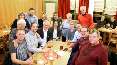 Bild: mef
Auch eine Abordnung aus Flossenbürg schaute auf ein Feierabendbier beim Zoigl der Flosser Genossen vorbei.