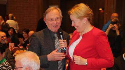 Bild: jrh
Franziska Giffey (rechts), Bundesministerin für Familie, Senioren, Frauen und Jugend, wirbelt durch die Stadthalle. „Ich höre Ihnen ausgesprochen gerne zu“, lobt der frühere Weidener Abgeordnete Werner Schieder. Die 41-Jährige hatte zudem eine inzwischen verstorbene Tante in Sulzbach-Rosenberg.