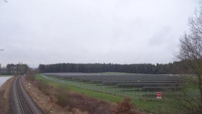 Bild: ak
Zwischen der bestehenden Freiflächenvoltaikanlage bei Unterbruck und dem Wald befindet sich die Erweiterungsfläche für den Solarpark.