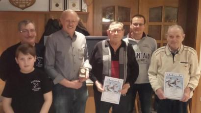 Bild: gri
Die geehrten Brieftauberer (von links): Franz und Luis Scharl, Gerhard Schulze, Franz Demleitner, Berhold Demleitner und Horst Ignatz.