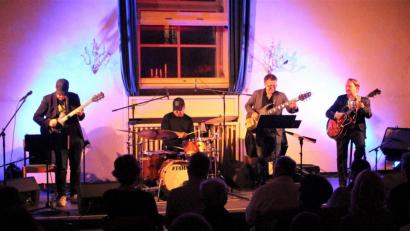 Bild: Dagmar Williamson
"Jazz is back in town" mit Paolo Morello aus Teublitz und seinen Weggefährten aus Schweden und Brasilien. Das Quartett gibt im Casino Saal ein Konzert der Superlative: Mitreißend, beschwingend, aber auch tiefgründig. Sambop heißt das Album und ist eine Empfehlung der Musik-Redaktion.