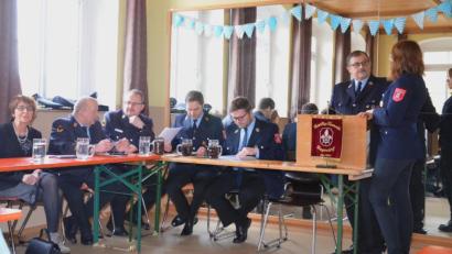 Bild: fjo
Vorsitzender Hermann Gilch informiert mit Kassier Ben Schmalnauer und zweitem Kommandanten Tobias Stahl (von rechts) bei der Jahresversammlung der Feuerwehr Hagendorf.