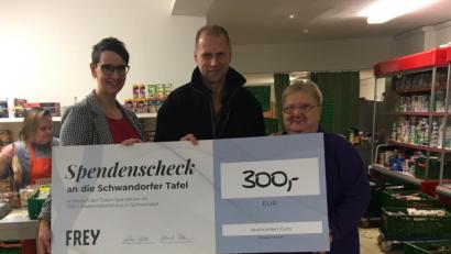 Bild: exb
Den Erlös der Aktion bei Frey übergab Bettina Schmidt an die Vertreter der Schwandorfer Tafel.