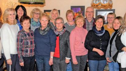 Bild: tu
Der Katholische Frauenbund überreicht im Cafe Enslein Spenden.