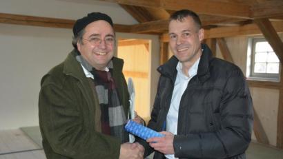 Bild: jr
Schafferhof-Referent Andreas Malzer (rechts) dankte Architekten Gerhard Plaß, der am Donnerstagvormittag den 100. protokollierten Baustellentermin auf dem Schafferhof absolvierte.