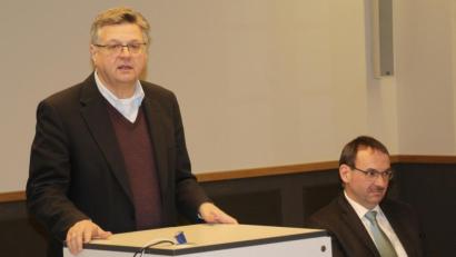 Bild: fsb
Vorsitzender Karlhermann Schötz (links) und Kassier Alexander Sailer berichten über Neuigkeiten beim Förderverein für die KZ-Gedenkstätte.