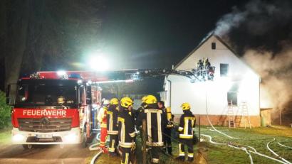 Bild: bl
Völlig ausgebrannt ist am Donnerstagmorgen ein Wohnhaus in Neuenschwand. Die 76-jährige Bewohnerin hatte sich ins Freie gerettet.