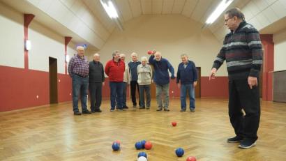 Bild: bl
"Blau hat". Aber Team "Rot" darf bei dieser Boule-Partie auf Parkett noch eine Kugel werfen, die alles verändern kann. Karl Böhm (rechts) übernimmt die Rolle des Schiedsrichters.