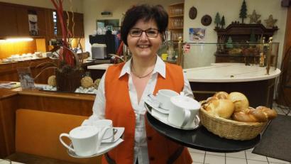 Bild: bl
Ob mit frischen Semmeln, Erdbeertorte oder Empathie: Angela Prechtl hat in über zwölf Jahren im Café Central mit ihrem Team so manchem Gast das Wohnzimmer ersetzt. Jetzt überlässt sie dieses Feld einer Nachfolgerin.