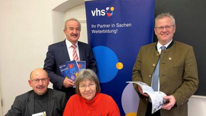 Bild: Hirsch
Die Geschäftsführer Barbara Genzken-Schindler und Erhard Sailer (sitzend), Oberbürgermeister Andreas Feller (rechts) und Vorsitzender Franz-Xaver Huber (links) stellten das neue Programm der Volkshochschule für Frühjahr und Sommer 2020 vor.