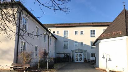 Bild: e
Das BRK-Seniorenheim Vilseck in seiner jetzigen Form muss wohl einem Neubau weichen. Die Zukunft des Standorts, die lange Zeit gefährdet war, scheint damit gesichert.