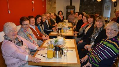 Bild: jr
Gut besucht war im Mehrgenerationenhaus ein Frauenfrühstück der CSU-Kandidatinnen, wo sie sich und ihre Ziele vorstellten. Anschließend wurde fleißig über aktuelle politische Themen diskutiert. Hahn im Korb war CSU-Landratskandidat Roland Grillmeier.