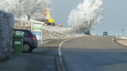 Bild: Portner
Gefährliche Situation: Fußgänger müssen für den Einkauf im Lebensmittel-Discounter Norma nach dem Ortsschild auf der Staatsstraße 2154 gehen. Der Stadtrat beschließt deshalb in der jüngsten Sitzung, einen Gehweg an der „Eslarner Straße“ zu bauen und den bestehenden Weg innerorts als Hochbord anzulegen.