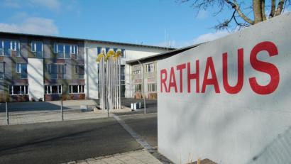 Bild: sm
Das Rathaus erhält einen Glasfaseranschluss. Damit ist die Kommune noch schneller zu erreichen und auch die Rathausmitarbeiter können noch schneller Daten versenden oder abrufen.