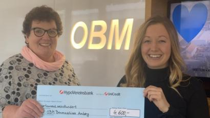 Bild: exb
Karin Borchers, Kinderkrankenschwester am Klinikum St. Marien in Amberg, nimmt für das Kinderpalliativteam Ostbayern einen Scheck über 4600 Euro von OBM-Geschäftsführerin Maria Obermeier (rechts) entgegen.