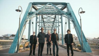 Bild: Pias/exb
Aufgenommen im legendären Sam-Phillips-Recording-Studio in Memphis handelt es sich bei „The Unraveling“ um das mittlerweile zwölfte Studioalbum in der 23-jährigen Karriere der Drive-By Truckers.