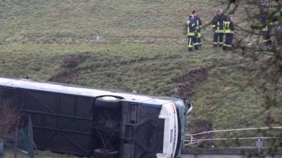 Bild: WichmannTV/dpa
Rettungskräfte stehen neben einem bei Eisenach verunglückten Schulbus.