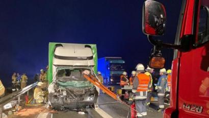Bild: exb/Blödt
Ein schwerer Unfall hat sich am Donnerstagmorgen auf der A6 bei Amberg ereignet: Ein Kleinlaster fuhr auf einen Lkw auf. Darauf fuhr ein weiteres Fahrzeug auf.