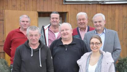 Bild: ak
Den Führungsteam des Schäferhundevereins gehören künftig neuer Zweiter Vorsitzender Walter König, Übungswart Peter Franke, Jugendwartin Katrin Scherle (vone von links), Ehrenvorsitzender und Kassenprüfer Alfons Scherle, Vorsitzender Stefan Winkler sowie Schriftführer und Kassier Eberhard Besold (hinten von links). Die Neuwahlen leitete Bürgermeister Günter Kopp (hinten rechts).