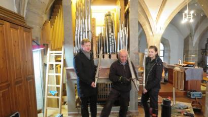 Bild: jzk
Stadtpfarrer Thomas Kraus (links) überzeugte sich persönlich vom Verlauf der Sanierungsarbeiten, die die beiden Mitarbeiter Michael Becker und Yasmin Portius gewissenhaft erledigen.