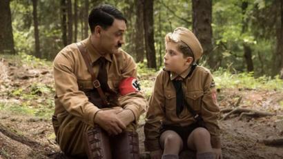 Bild: 20th Century Fox
In sechs Kategorien ist die Tragikomödie „Jojo Rabbit“ für den Oscar nominiert. Regisseur und Hitler-Darsteller Taika Waititi setzte bei den Dreharbeiten Hawk-Linsen aus dem Hause Vantage ein.