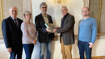 Bild: eig
Der Grünen-Landratskandidat Johann Mayer (Mitte) überrreicht dem stellvertretenden Wahlleiter Martin Koppmann (Zweiter von rechts) die Unterlagen; mit im Bild der Parksteiner Bürgermeisterkandidat Martin Völkl, Kreisrätin Sonja Reichold und Kreistagskandidat Hermann Scharl (von rechts).