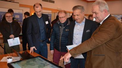 Bild: jr
Die Bürgermeister Johann Burger, Roland Grillmeier und Max Bindl (von rechts) informierten sich beim Bürgerforum vor Ort.