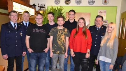 Bild: gi
Über sechs Neuzugänge bei der Feuerwehr Ödpielmannsberg freuen sich Vorsitzender Hermann Ach und stellvertretender Kommandant Christian Bayerl (von links) sowie Kreisbrandmeister Thomas Kleber (rechts).