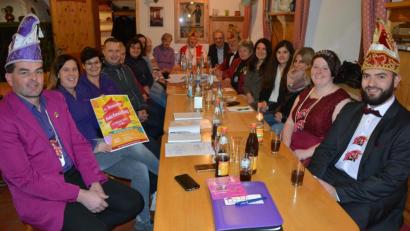 Bild: jr
Am Dienstagabend trafen sich die Organisatoren der Faschingsvereinigung, sowie der Vereine TuS und Gaudiwurm mit der Stadt Mitterteich zur Absprache über das Programm des 42. Seniorenfaschings. Mit dabei war auch das Prinzenpaar, Patrick II. und Susanne II (von rechts), sowie das neue Moderatorenduo Natalie Wölfl (Zweite von links) und Manuela Lang (Dritte von links). Für Bürgermeister Roland Grillmeier (Achter von rechts) wird dies der 18. und letzte Seniorenfasching in verantwortlicher Position in Mitterteich sein.