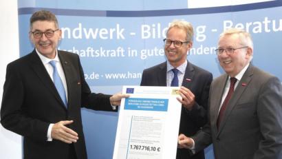 Bild: Hirsch
Ministerilaldirigent Gert Bruckner (Mitte) überreichte dem Handwerkskammer-Präsidenten Georg Haber (links) und Hauptgeschäftsführer Jürgen Kilger (rechts) den Förderbescheid des bayerischen Wirtschaftsministeriums für den Bau des neuen Zentrums für digitale Gebäudetechnik in Schwandorf-Charlottenhof.