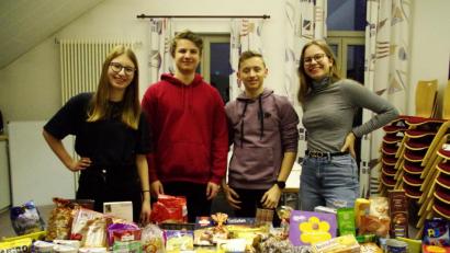 Bild: ads
20 Kilo Süßes überreichen Vertreter der Schnaittenbacher Sternsinger an die Amberger Tafel (von links): Veronika Kraus, Johannes Grosch, Leonhard Richter und Katharina Grosch.