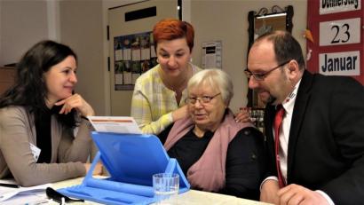 Bild: ubb
Tina Beck vom Blindeninstitut Würzburg (links) nimmt sich für die 85-jährige Erika Graf (Mitte) nahezu eine ganze Stunde Zeit, um mit ihr ihre Sehkraft sowie die Beweglichkeit der Augen auszutesten. Dafür hat sie unterschiedliche Hilfsmittel mitgebracht.