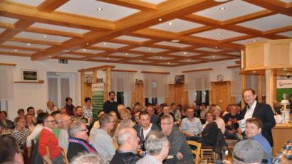 Bild: ak
UBV-Bürgermeisterkandidat Christian Porsch (stehend rechts) erklärte, wie er die Gemeinde in die Zukunft führen möchte.