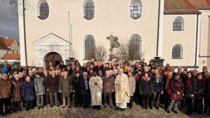 Bild: hir
Pfarrrer Georg Parampilthadathil gratulierte zusammen mit Pfarrer Gottfried Rottner den 49 Ehepaaren, die sich vor 25, 30, 35, 40, 45, 50,55, 60 oder gar vor 65 Jahren das Jawort gegeben hatten und segneten den Lebensbund auf ein Neues.