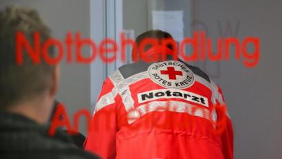 Bild: Stephan Jansen/dpa
Notfallsanitäter und Notärzte arbeiten eng zusammen, ihre Kompetenzen sind jedoch streng geteilt.