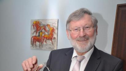 Bild: ws
Über 25 Jahre hat Josef Schmidkonz auch immer wieder die Amtskette der Marktgemeinde Mähring umlegen dürfen. Nach der nächsten Wahl ist das vorbei. Ein bisschen bedauert Schmidkonz, dass kein Freier Wähler für seine Nachfolge angetreten ist.
