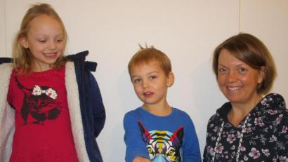 Bild: Margit Berwing-Wittl/Oberpfälzer Volkskundemuseum Burglengenfeld
Mutter Carolin Ferstl mit ihrem Sohn Samuel, 4 Jahre alt, und Tochter Charlotte, 6 Jahre alt, im Museum beim Abholen der byzantinischen Fundmünze vom Lanzenanger.