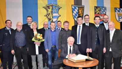 Bild: rgr
Bürgermeister Edgar Knobloch (Fünfter von rechts) dankte beim Neujahrsempfang einigen Ehrenamtlichen ganz besonders. Diese trugen sich in das Goldene Buch der Stadt ein.