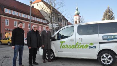Bild: ws
Für Fahrer Alois Röckl, ÖPNV-Planer Peter Zimmert und Bürgermeister Franz Stahl (von links) belegen die Zahlen: Das Tursolino-Baxi ist ein großer Erfolg.