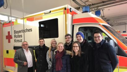 Bild: heb
Die JU um Ortsvorsitzenden Johannes Klinger (Zweiter von links) besuchte die BRK-Dienststelle in Tirschenreuth. Dabei übten die jungen Politiker Erste Hilfe und diskutierten mit Richard Wagner, stellvertretender Leiter des Rettungsdienstes (links), alltägliche bürokratische Hürden der Ehrenamtlichen.