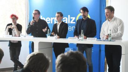 Bild: Gabi Schönberger
Bei der OTon-Podiumsdiskussion beantworten junge Politiker die Fragen von jungen Menschen. Schüler des Augustinus-Gymnasiums in Weiden und des Max-Reger-Gymnasiums in Amberg fragten den Politiker Elli Wolf (Grüne, im Bild von links), Noah Pawlica (SPD), Sasha Anton (Junge Liberale), Manuel Werthner (Freie Wähler) und Henner Wasmuth (Junge Union) Löcher in den Bauch.