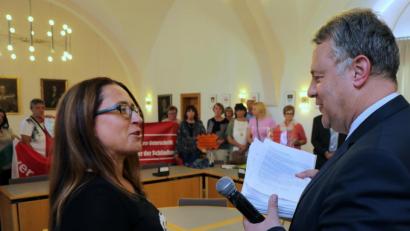 Bild: Wolfgang Steinbacher
Manuela Dietz von der Gewerkschaft Verdi übergibt im Namen der Beschäftigten des BRK-Seniorenheims knapp 3000 Unterschriften an Landrat Richard Reisinger.