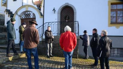 Bild: bey
Der Plattenbelag auf dem Eingangspodest zum Kloster ist wasserdurchlässig geworden. Die Folge: Das Fundament drückt nach außen. Jetzt sollen die Fugen wieder richtig verdichtet werden. Eine Sanierung von Grund auf wäre ein Fass ohne Boden, heißt es im Bauausschuss.